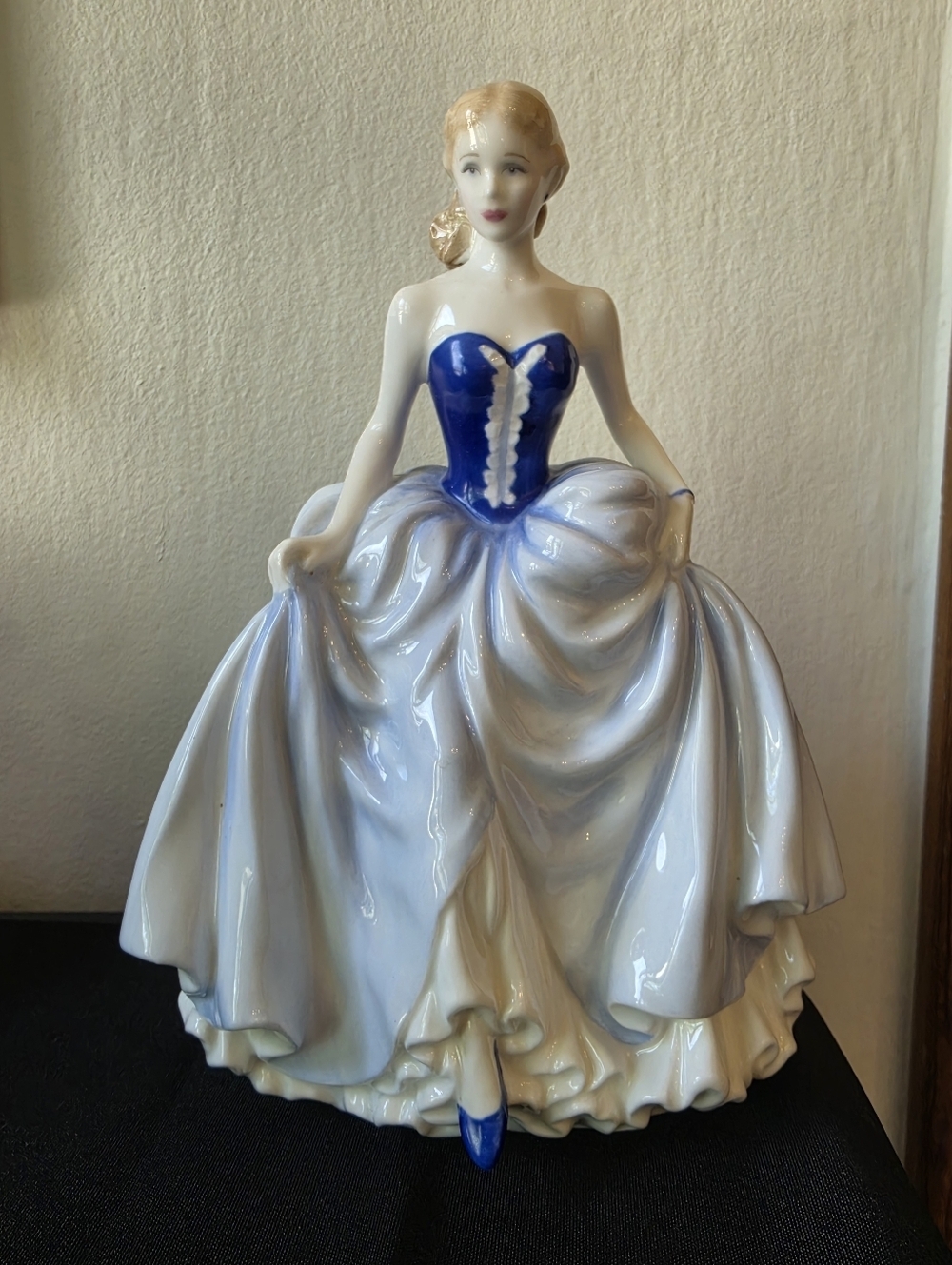 Royal Doulton Classics SUSAN HN 4532 Figurine of the year 2004